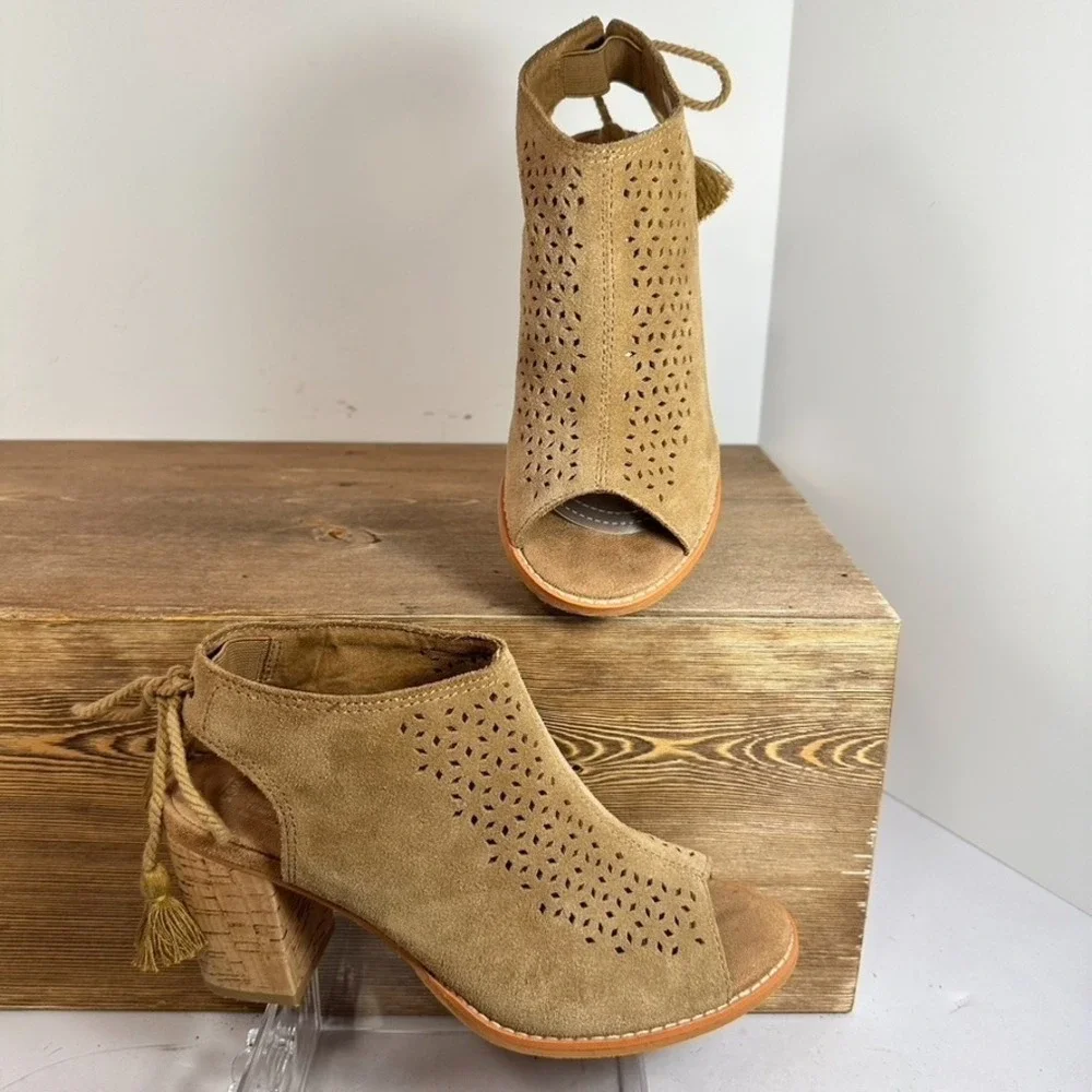 TOMS Elba Peep Toe Tassel Heeled Sandals Womens 6.5 Tan Boho Cork Heel Western